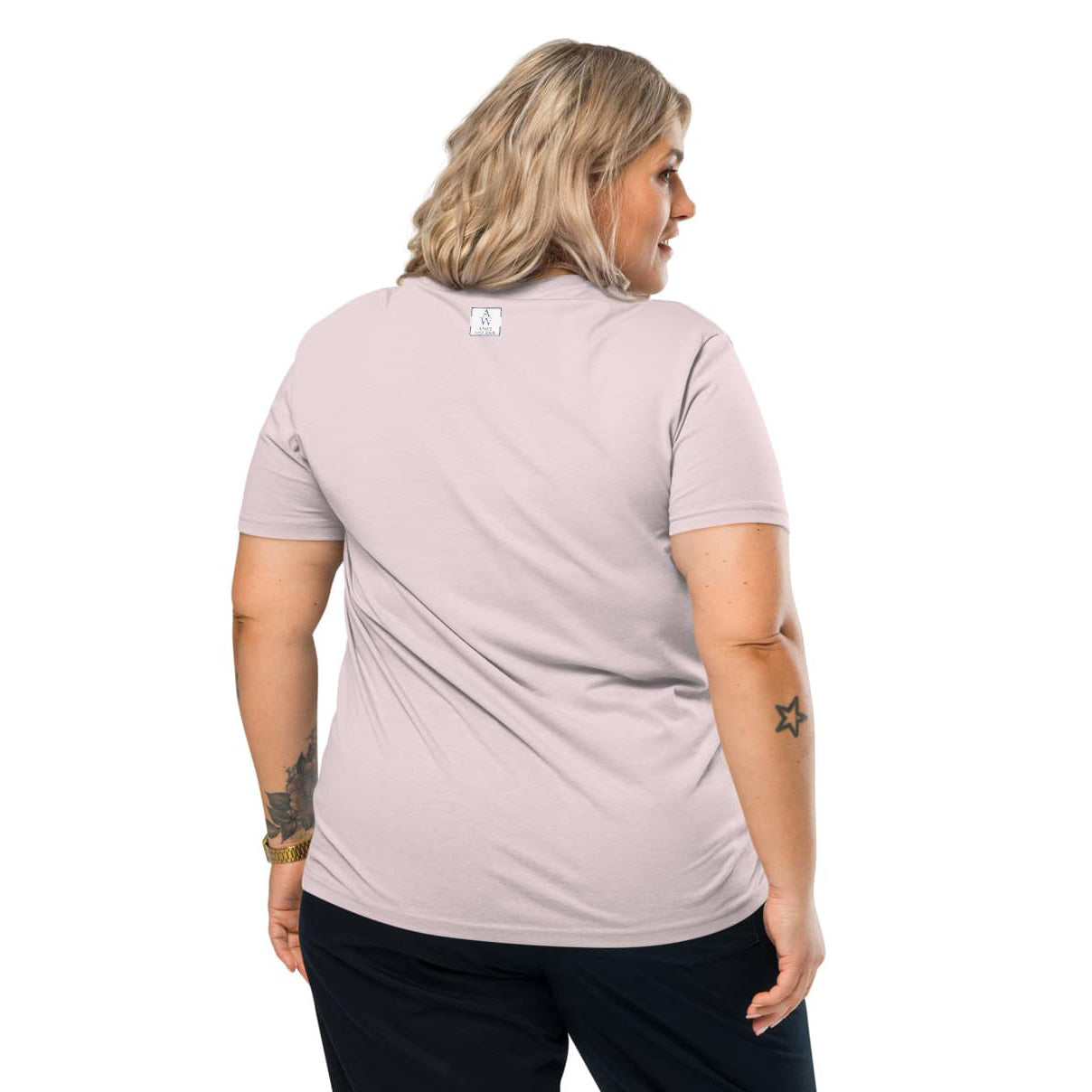 Woman wearing a light pink t-shirt with Anke Wonder label on a white background