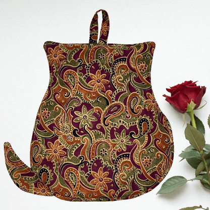 The back of the cat-shaped potholder features a soft green and brown floral cotton pattern with insulating padding. The fabric is durable, providing heat resistance and protection for your hands. The back is finished with neatly stitched edges and is designed for easy handling while baking or cooking.