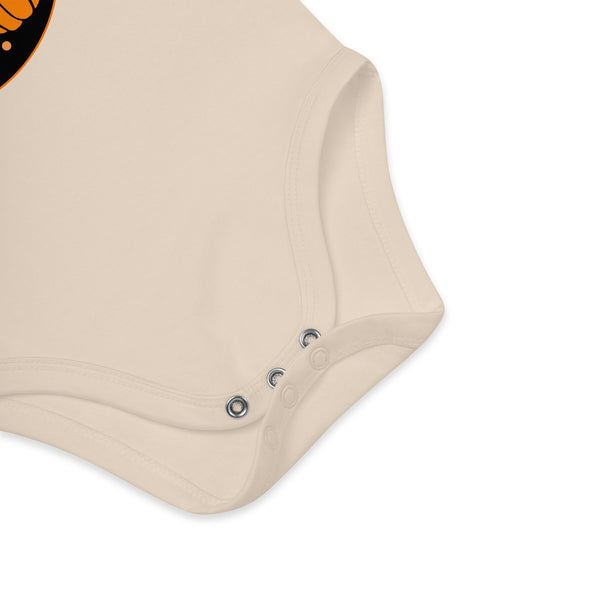 Close-up of the nickel-free buttons on the organic cotton baby bodysuit in natural color, featuring the "Mommy's Little BOO" Halloween design by Anke Wonder.