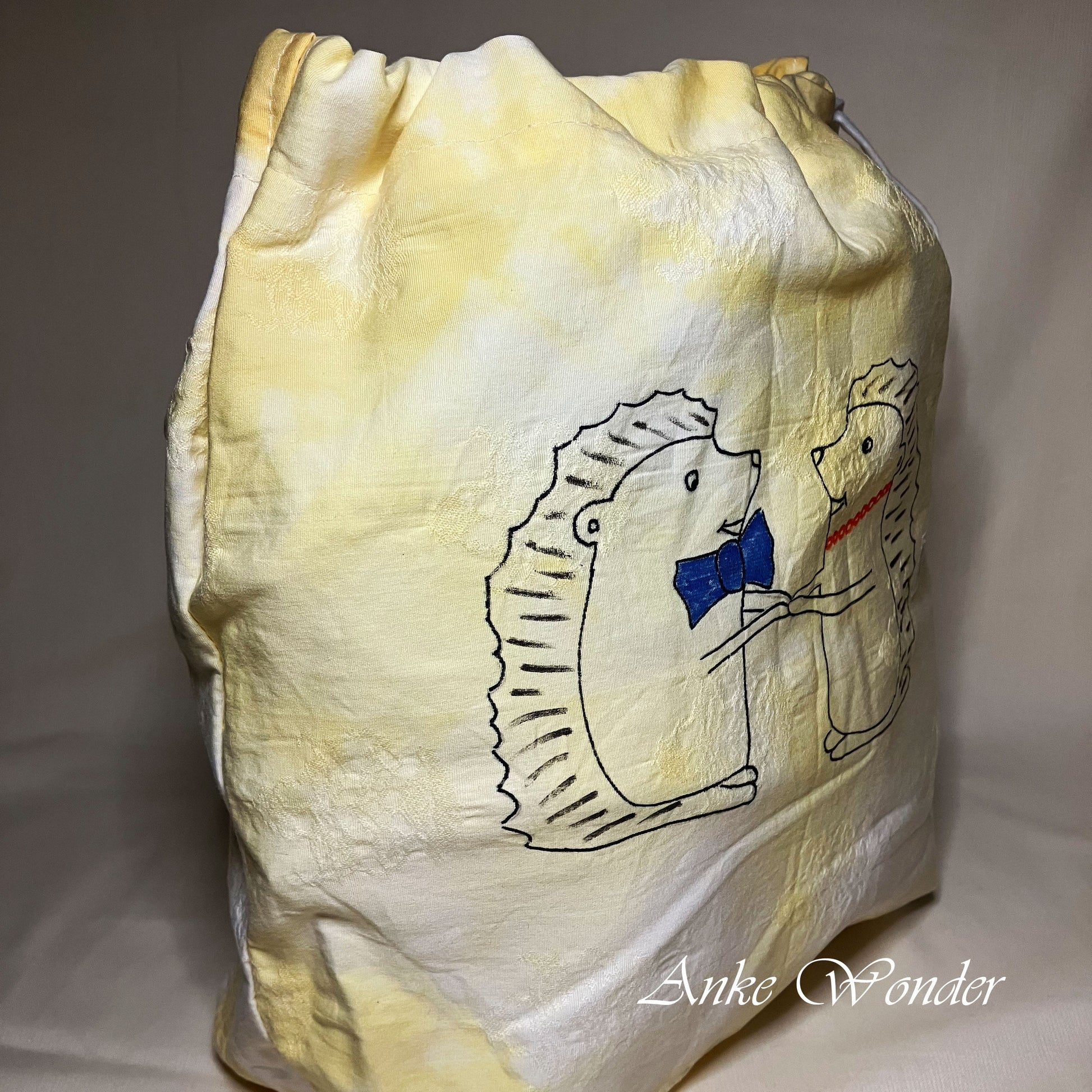 Drawstring bag with two hedgehogs design, featuring the brand 'Anke Wonder'.