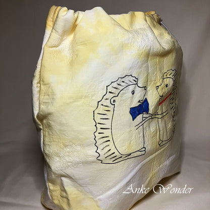 Drawstring bag with two hedgehogs design, featuring the brand 'Anke Wonder'.