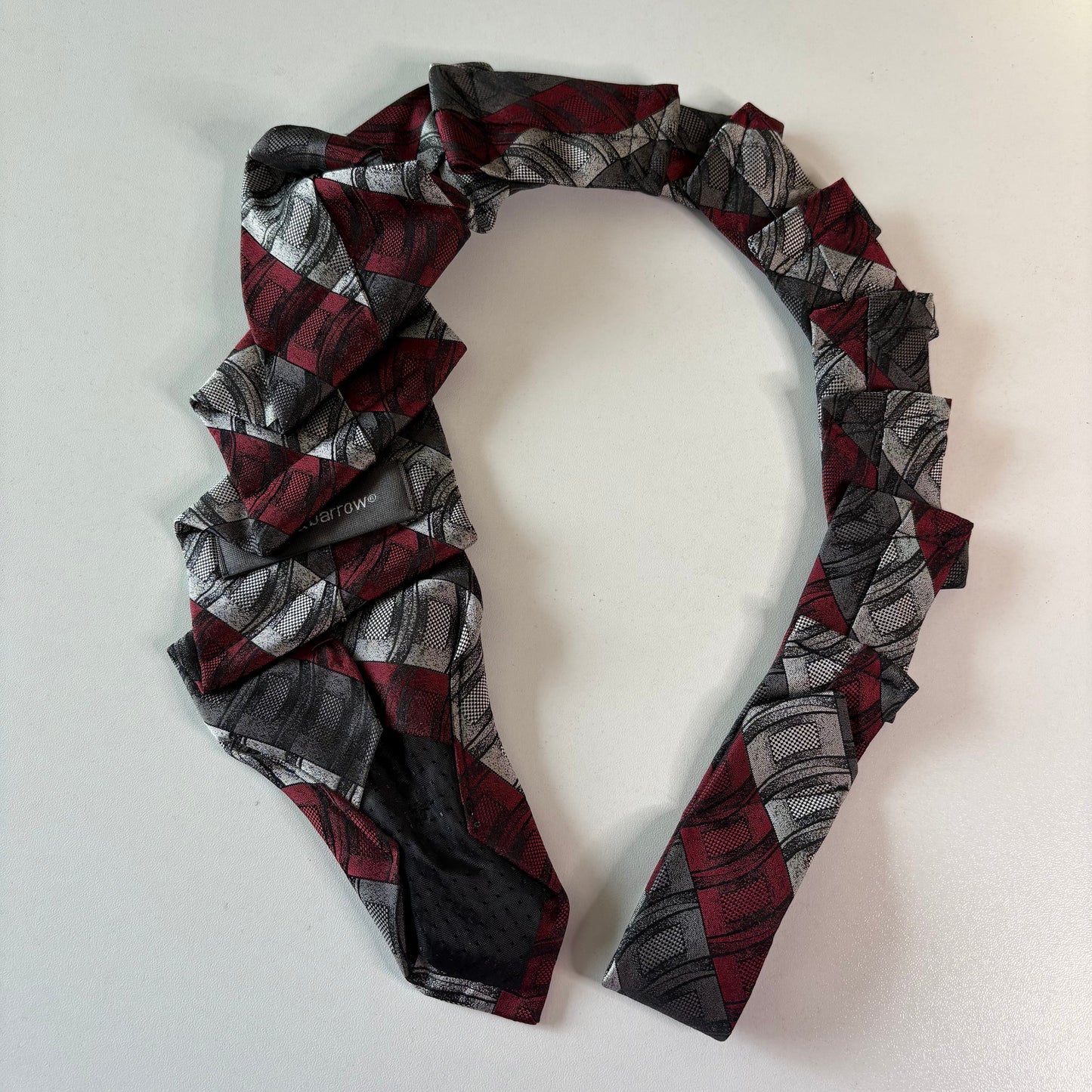 Patterned tie backside on a white mannequin head