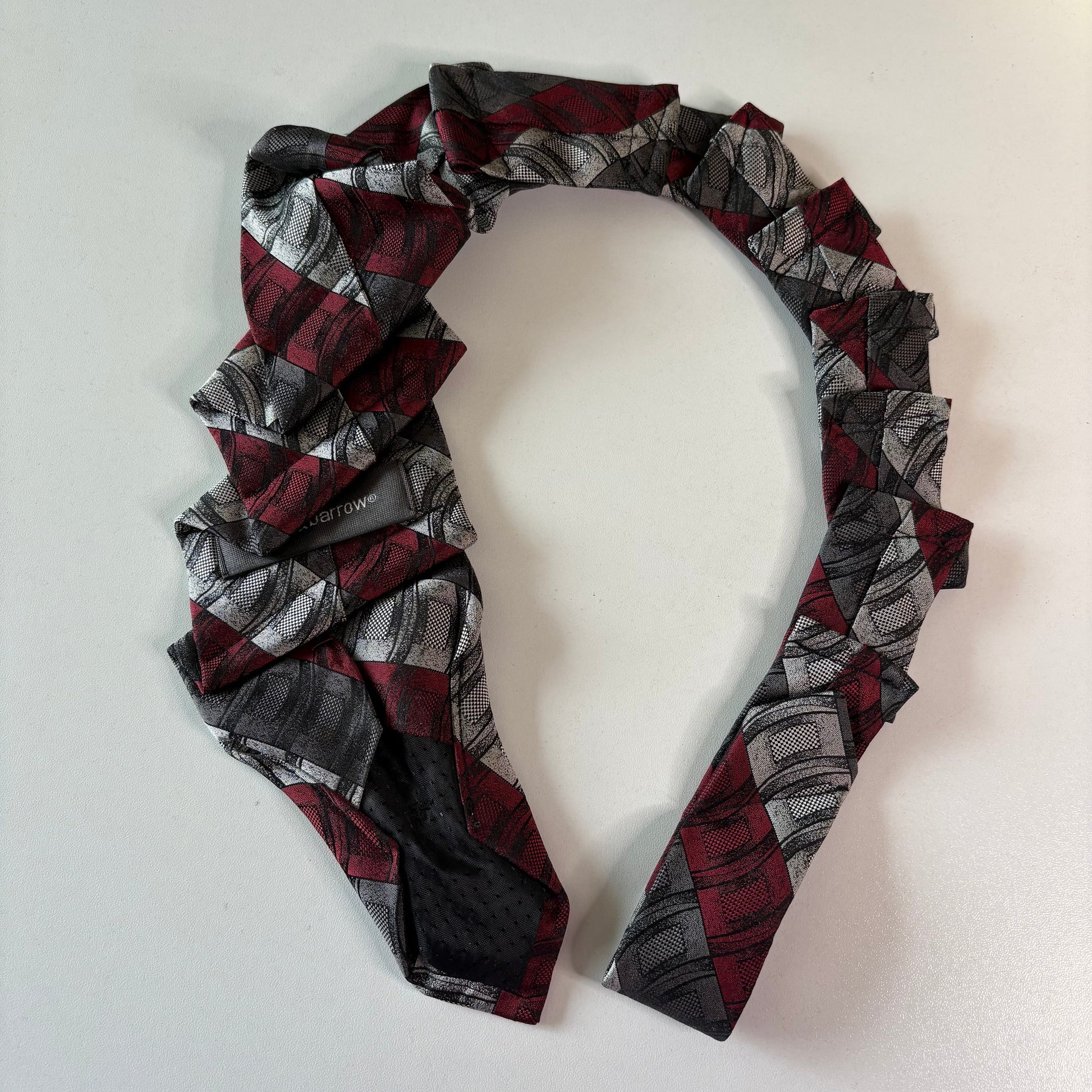 Patterned tie backside on a white mannequin head