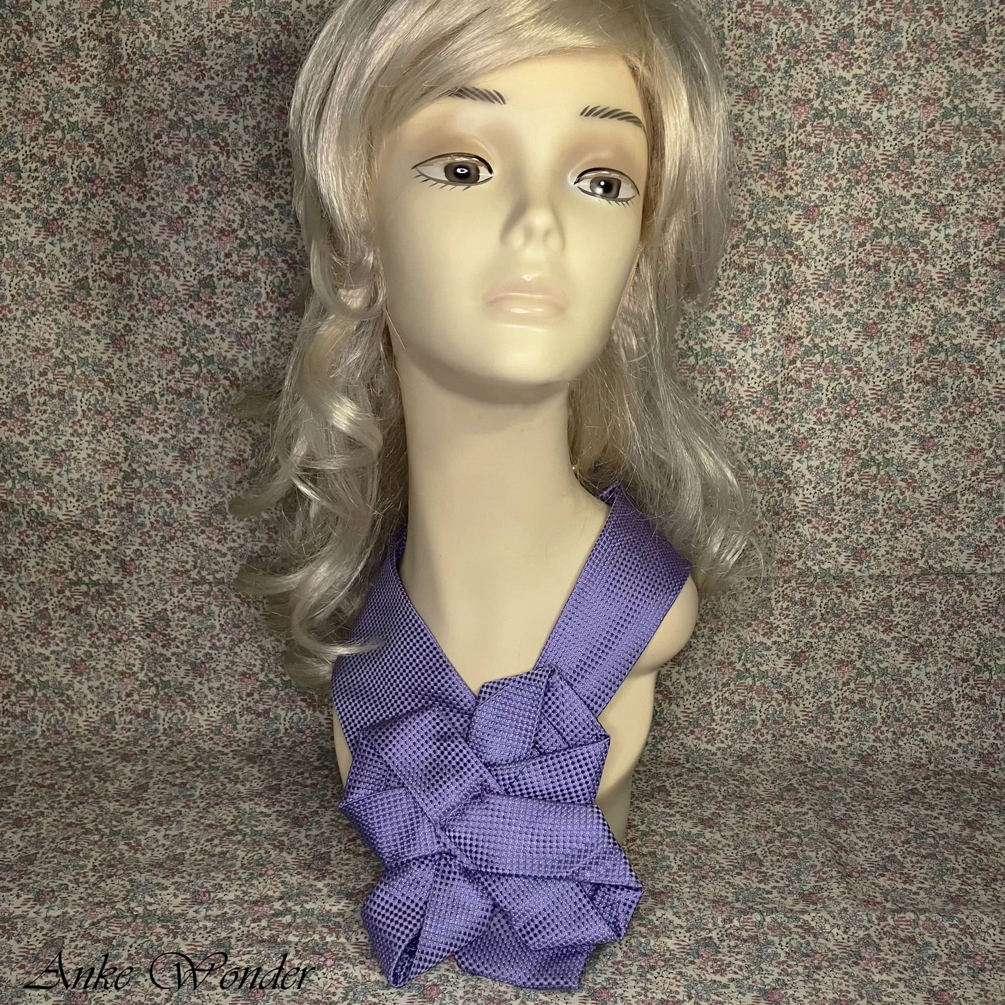 Mannequin wearing a handmade purple silk necktie with a floral design, crafted from an upcycled men’s tie. Modeled by Anke Wonder.