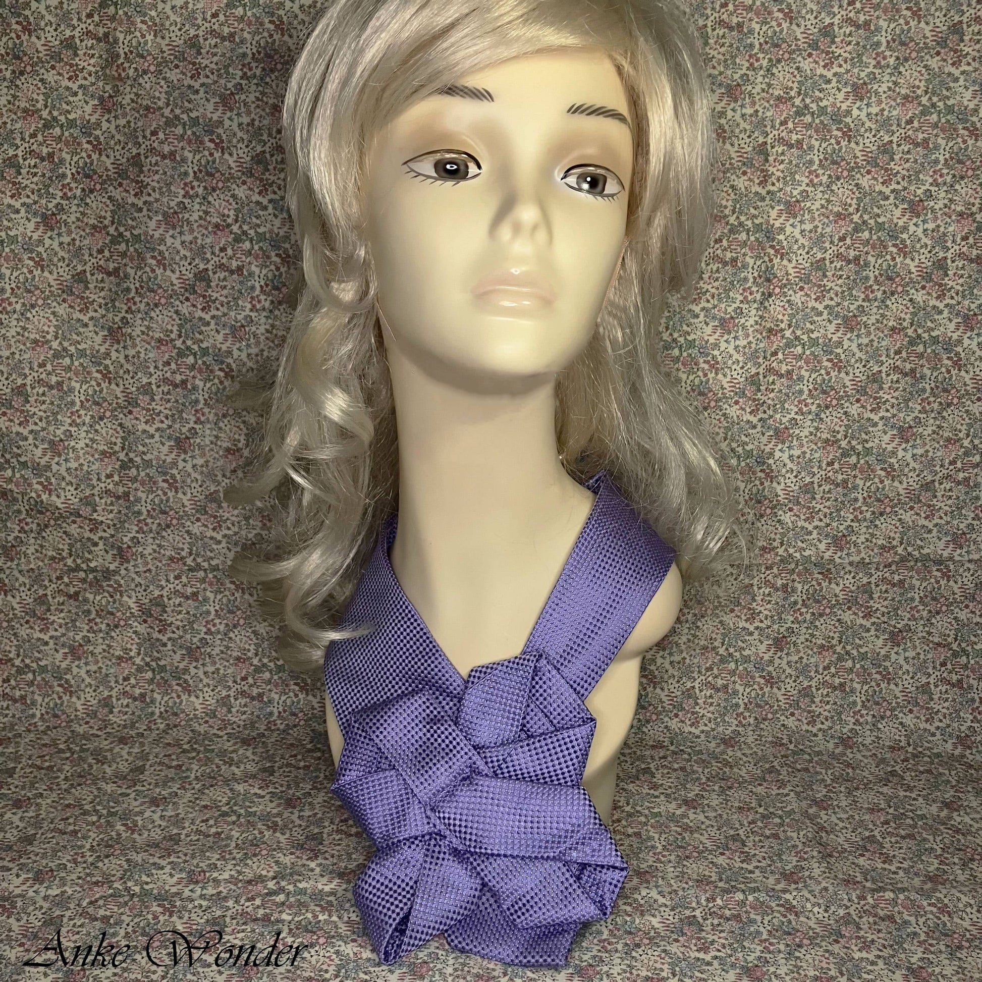 Mannequin wearing a handmade purple silk necktie with a floral design, crafted from an upcycled men’s tie. Modeled by Anke Wonder.