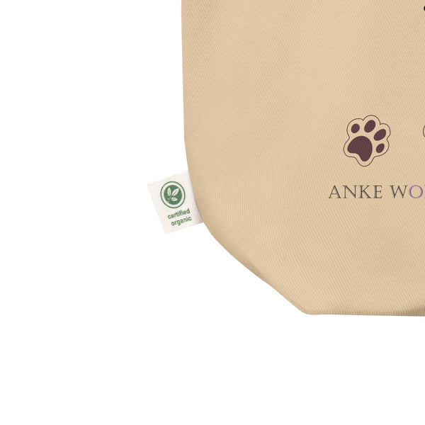 Detailed close-up of the organic cotton label on a beige tote bag, highlighting its eco-friendly material and sustainable craftsmanship.