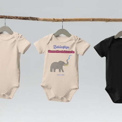 Baby onesies with an elephant and “Zukünftige Umweltschützerin” design in on a light gray background.