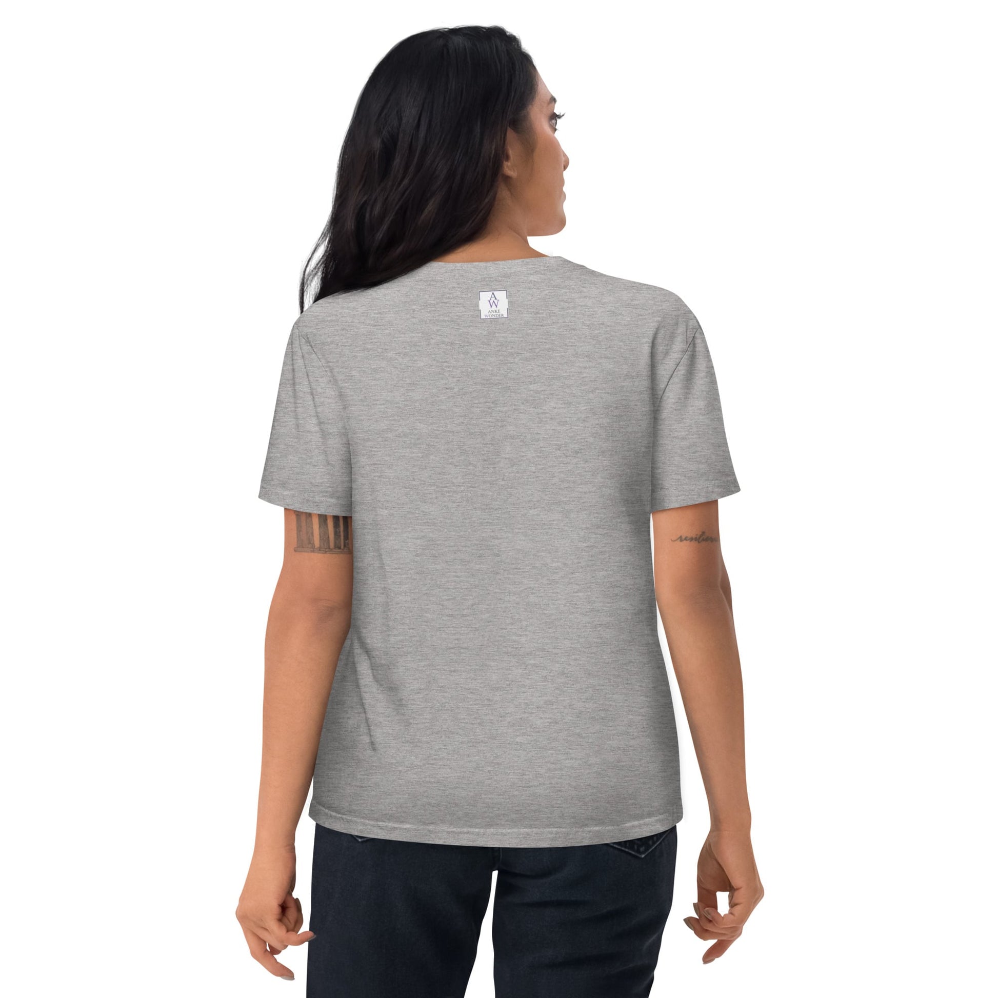 Backside of a woman wearing a grey t-shirt with Anke Wonder logo.