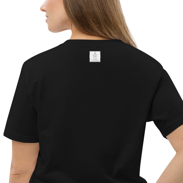 Close-up of the back neckline of a black organic cotton t-shirt, featuring a small eco-friendly label for sustainability and comfort.