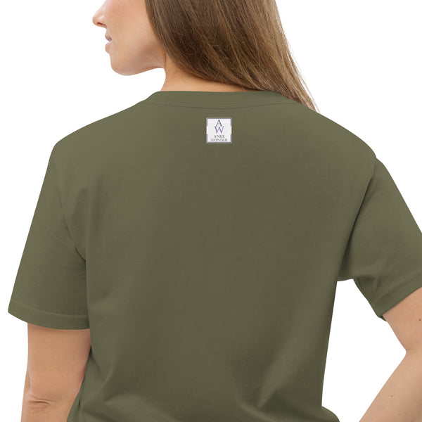 Close-up of the back neckline of a green khaki organic cotton t-shirt, featuring a small eco-friendly label for sustainability and comfort.