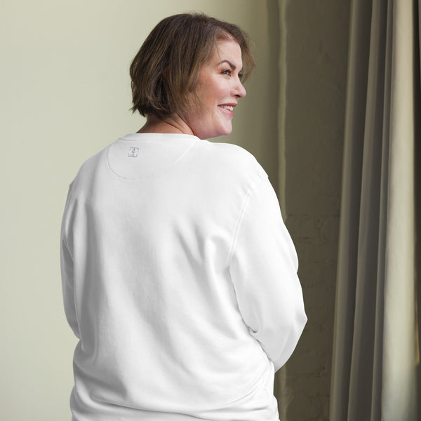 Plus-size model wearing a white sweatshirt, displaying the brand logo on the upper back.