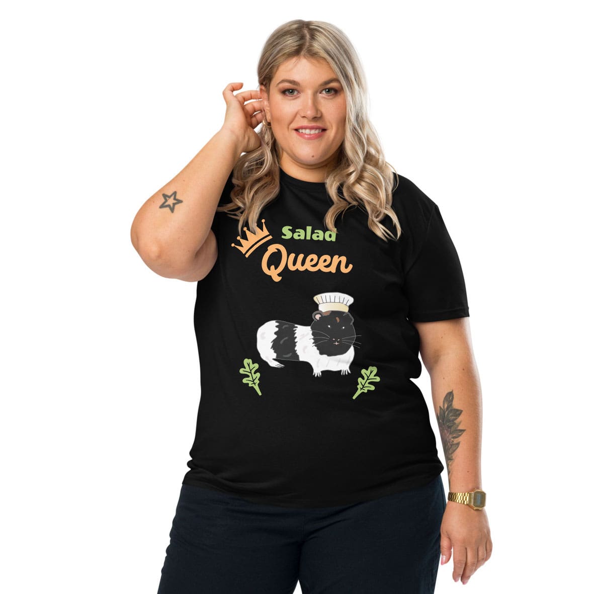 Plus-size woman wearing a organic cotton t-shirt in black with “Salad Queen” design featuring a black-and-white guinea pig wearing a chef’s hat, surrounded by lettuce leaves.